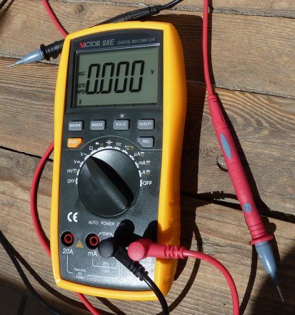 Multimeter for measuring network voltage