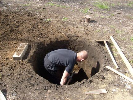 Het begin van het handmatig graven van putten