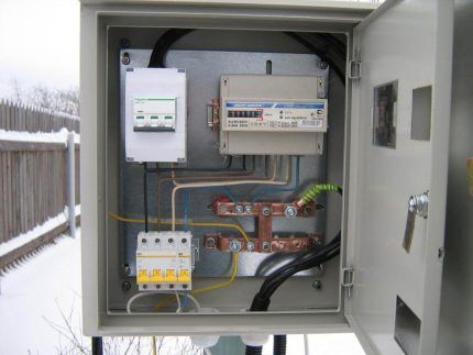 Distribution board for three-phase connection