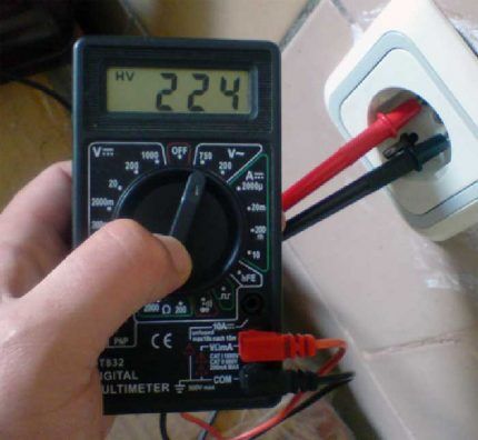 Measuring voltage using a multimeter