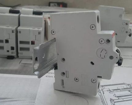 Attaching the machine to a DIN rail