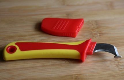 Knife with heel for cutting cables