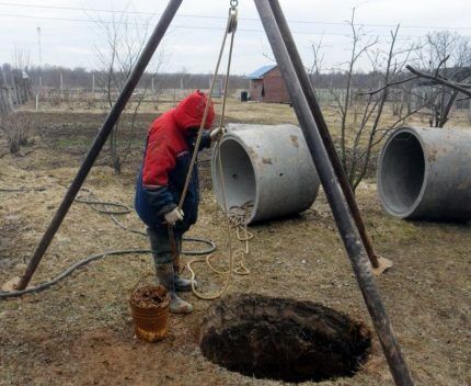 Kopání studny v pozdním podzimu