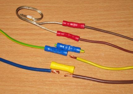 Manguitos aislados para conectar cables.