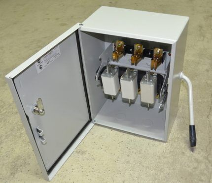 Switch for three-phase network