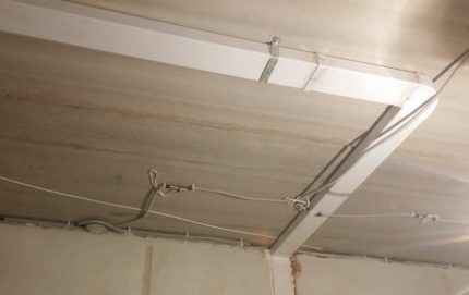 Installation of a ventilation system under a suspended ceiling