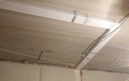 Installation d'un système de ventilation sous un plafond suspendu