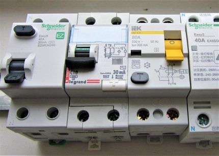 Electromechanical RCDs for apartments