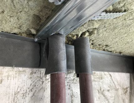 Vibration-isolating tape on pipes