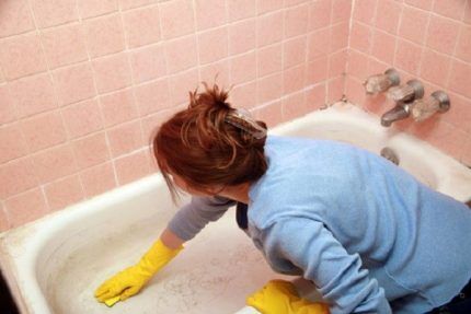 The process of cleaning a bathtub with turpentine