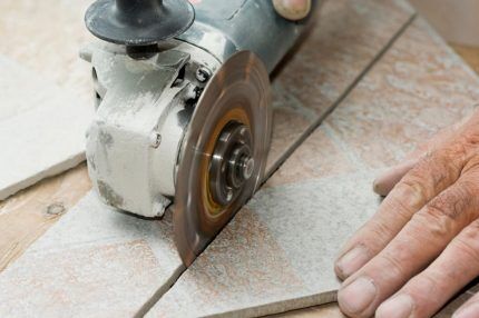 Hands without gloves next to the cutting disc