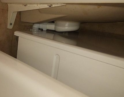 Flat siphon above the washing machine