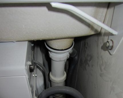 The joint between the sink and the wall must be treated with sealant.