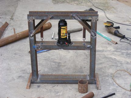 Typical hydraulic sawdust press