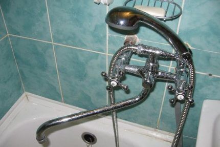 Double valve bath mixer