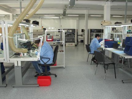 Workers at the stabilizer collection workshop