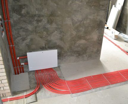 Installation of pipes in a screed