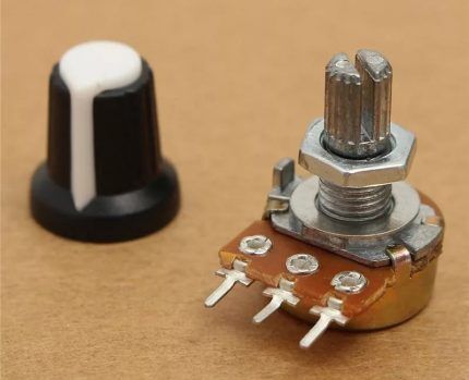 Rotary potentiometer with cap