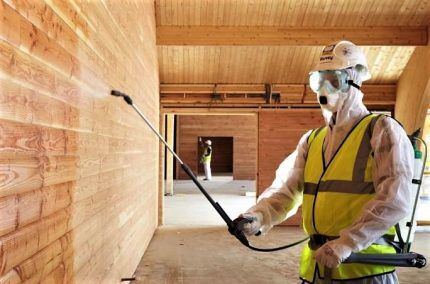 Treating wood with a protective agent