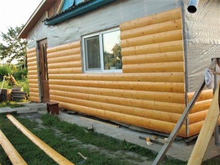 Installation of a block house on the facade of a house