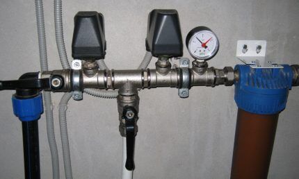 Pressure gauge on the house water supply system