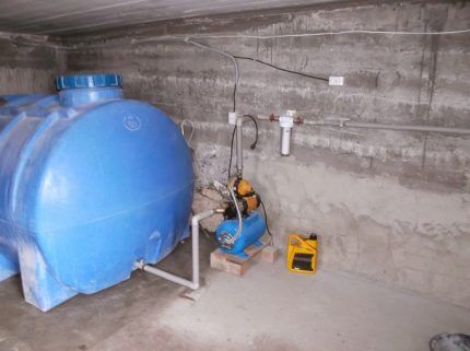 Pumping station with storage tank