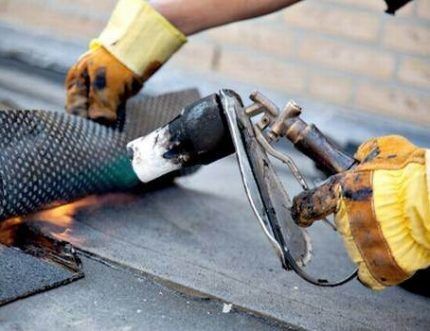 Adjusting the flame strength in the hot water burner