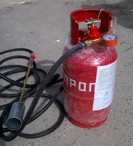 Gas cylinder with propane for connection to the hot water burner