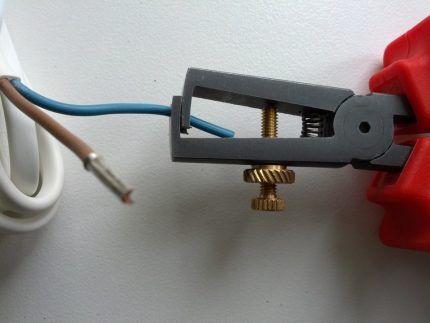 Stripping wires with wire cutters