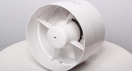 Ventilator axial pentru conducte