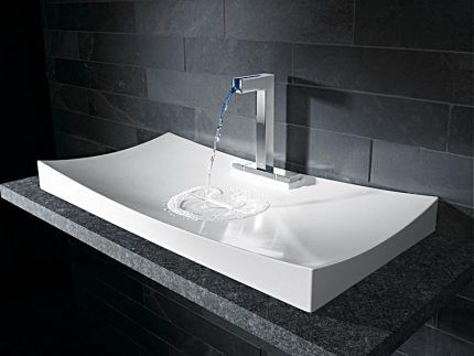 Flat sanitary sink