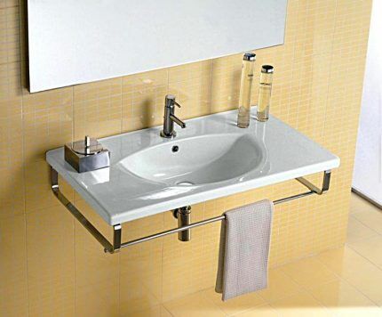 Wall-mounted washbasin na may mababang gripo ng mixer