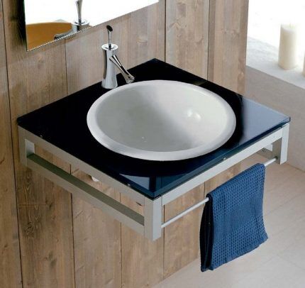 Compact round washbasin na may kulay na countertop