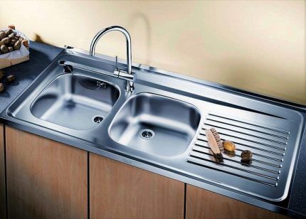 Countertop sink with two bowls and drainer