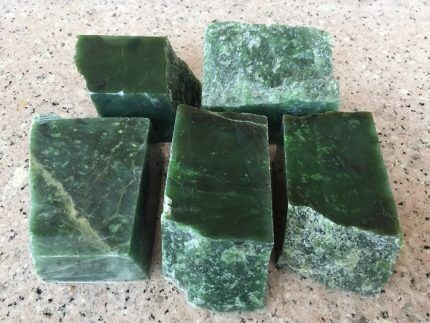 Crushed jade for baths