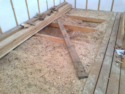 Sawdust as floor insulation