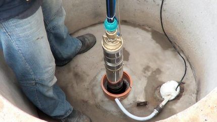 Installation of a submersible pump in the well line