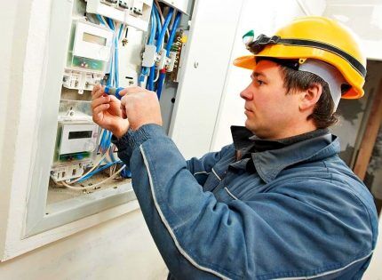 Electrician changing the meter