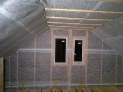 Installation of a vapor barrier membrane