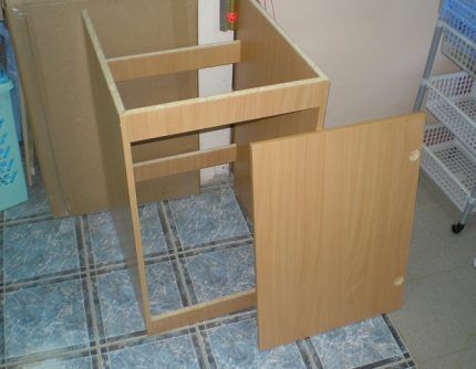 Assembled cabinet with door
