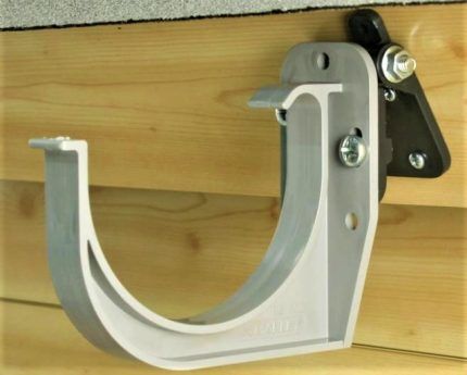 Bracket on a movable mount