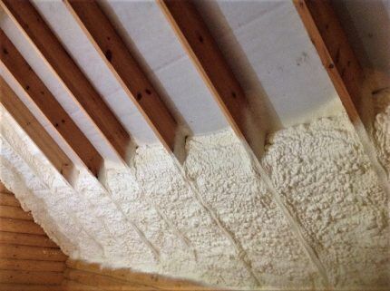 Na-spray na polyurethane sa attic