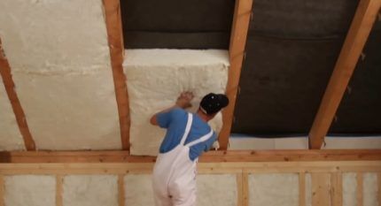 Laying mineral wool between rafters