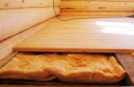 Gap between insulation and floor