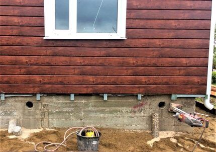 Ventilatieopeningen in de fundering van een huis