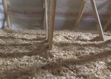 Insulation with sawdust