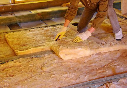 The master lays roll insulation