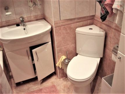 Toilettes d'angle à l'intérieur