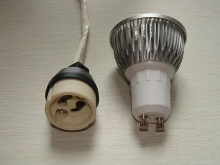 Lamps with gu10 and gz10 base