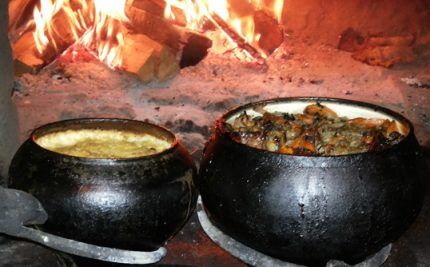 Cast iron pots with food in a Russian oven